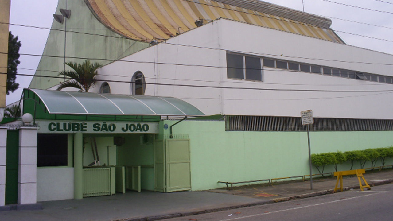 Vista aérea do local de alojamento do Hip Hop District, mostrando as instalações e a paisagem urbana ao fundo.