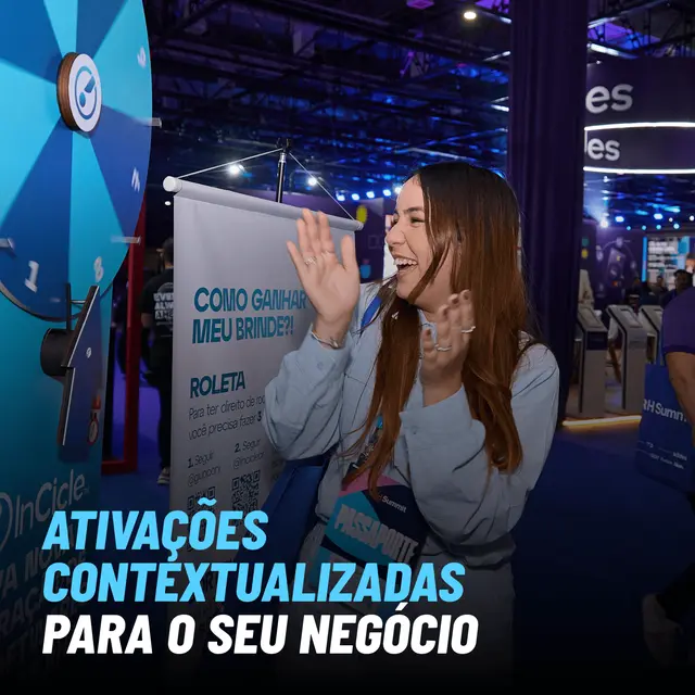 Público lotado assistindo apresentação no Hip Hop District